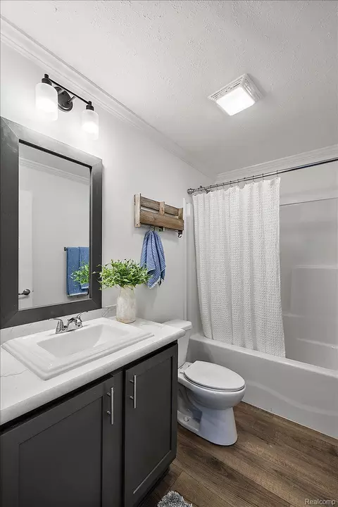 Bath - 4426 Maple Leaf Trl, Flint, MI 48506 photo 5 of 5