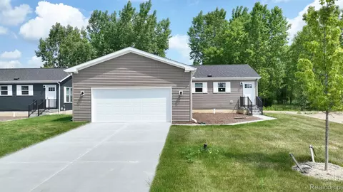 4420 Maple Leaf Trl, Flint, MI 48506