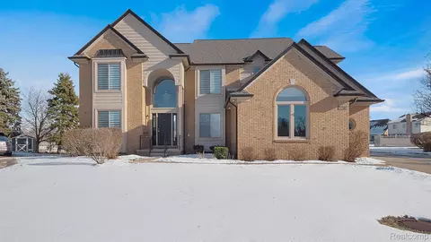 40672 Riverbend Dr, Sterling Heights, MI 48310