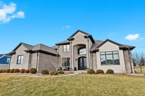 10420 Stoney Point Dr, Green Oak, MI 48178