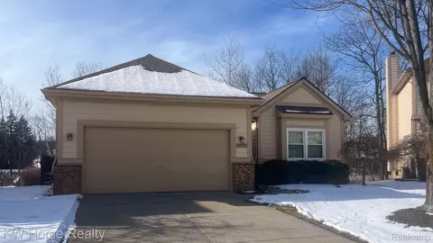 30709 Sandalwood Cir, Novi, MI 48377