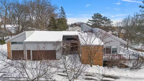 4560 Walden Dr, Bloomfield Hills, MI 48301