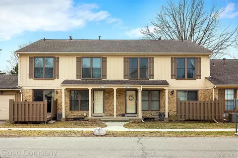 8658 Edgewater Ln, Warren, MI 48093
