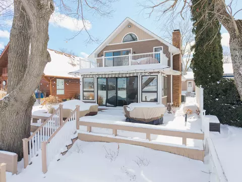 2444 Cranewood Dr, Fenton, MI 48430