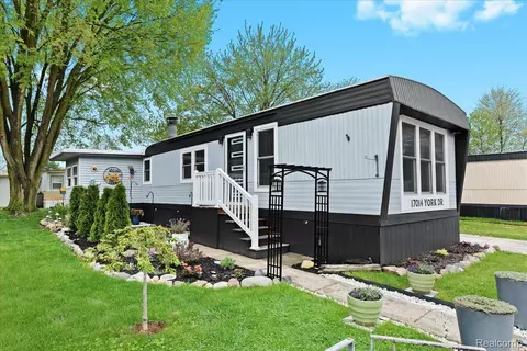 17014 York Dr, Macomb, MI 48044