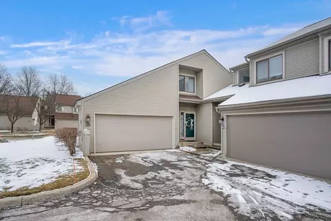 641 Ashley Cir, Rochester Hills, MI 48307