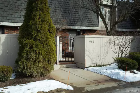 984 Stratford Ln E, Bloomfield Hills, MI 48304