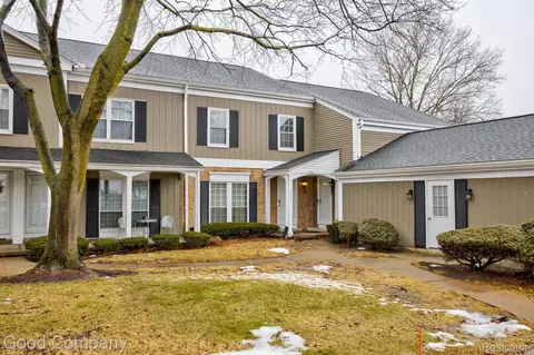 2604 Williamsburg Cir, Auburn Hills, MI 48326