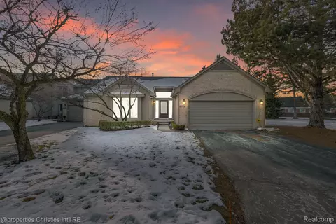 33776 Vista Dr, Farmington Hills, MI 48331