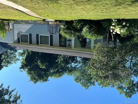 392 Hillcrest Dr, Saline, MI 48176