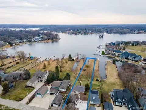 3506 Moberly Dr, Commerce, MI 48382