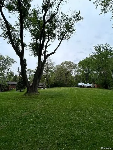 6980 Hambro St, West Bloomfield, MI 48323