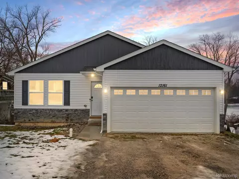 12161 Dalhart Dr, Fenton, MI 48430