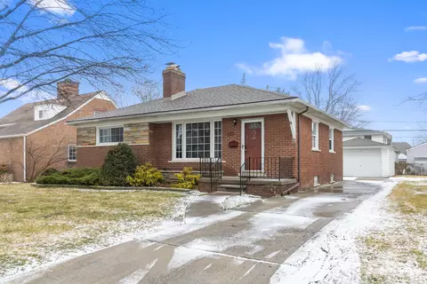 22415 Manor St, Saint Clair Shores, MI 48081