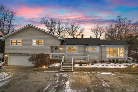 4068 Lawley Ave, Waterford, MI 48328