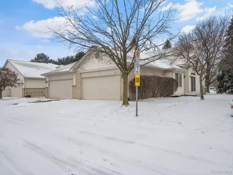 13637 Summer Wood Dr, Sterling Heights, MI 48312