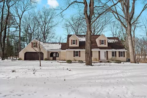 60860 Shady Creek Dr, Lyon, MI 48178