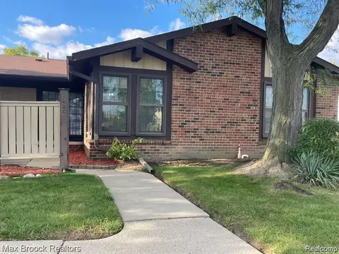 2806 Roundtree Dr, Troy, MI 48083