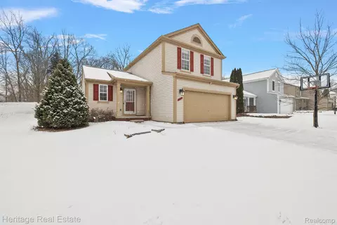6508 Crestview Dr, Holly, MI 48442