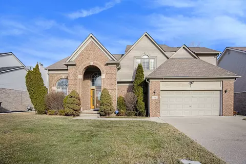 630 Clairpointe Woods Dr, Detroit, MI 48215
