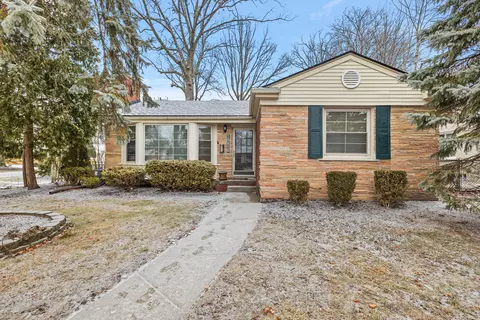 15858 Buckingham Ave, Beverly Hills, MI 48025