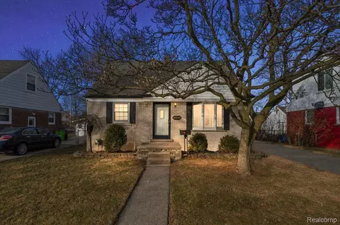 25585 Arlington St, Roseville, MI 48066