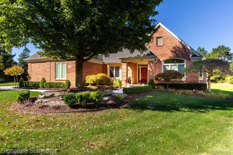 4903 Seasons Crt Ct, Troy, MI 48098