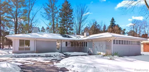 23915 Lee Baker Dr, Southfield, MI 48075