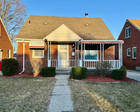 27358 Leroy St, Roseville, MI 48066