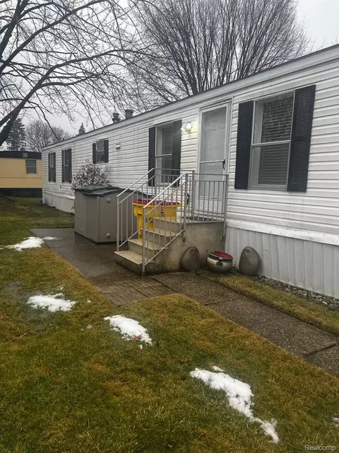 17011 St George Dr, Macomb, MI 48044