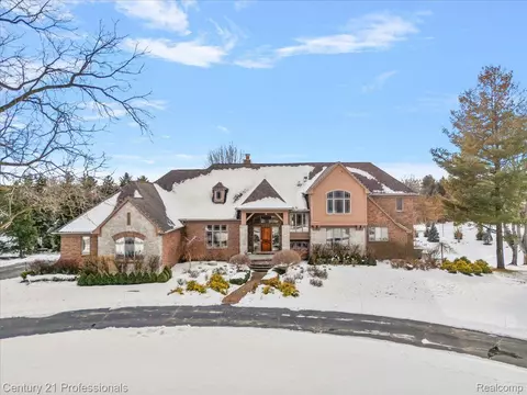 8309 High Meadow Trl, Springfield, MI 48348