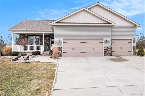 3045 Oxford Ln, Flushing, MI 48433