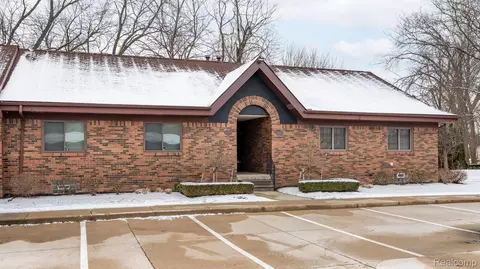 38592 Harrison Crk, Harrison, MI 48045