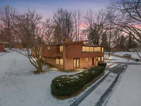 124 Rochdale Dr S, Rochester Hills, MI 48309