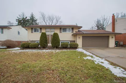 8358 Smethwick Rd, Sterling Heights, MI 48312