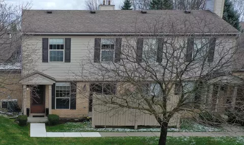 3163 Hidden Ridge Dr, Waterford, MI 48328