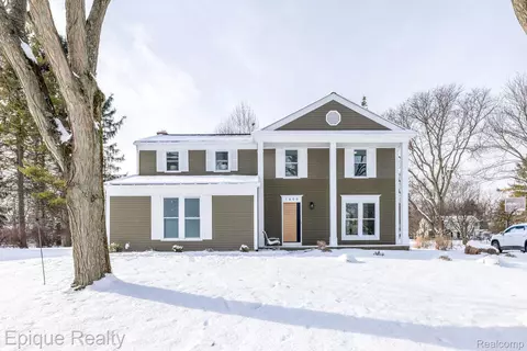 1499 W Horseshoe Bend Dr, Rochester Hills, MI 48306