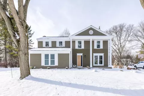 1499 W Horseshoe Bend Dr, Rochester Hills, MI 48306