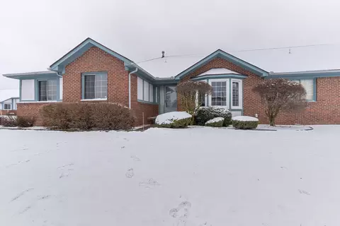 15750 Huntcliff Dr, Macomb, MI 48044