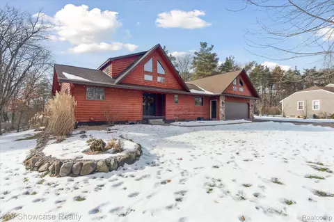 4617 Pineway Dr, Fenton, MI 48430