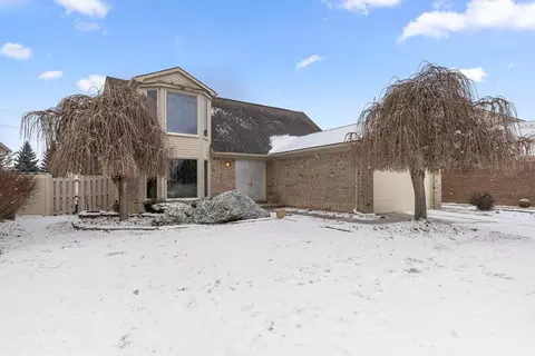 21736 N Chipmunk Trl, Woodhaven, MI 48183