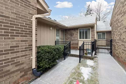 35608 Heritage Ln, Farmington, MI 48335