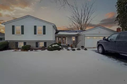 5009 Shoreline Blvd, Waterford, MI 48329