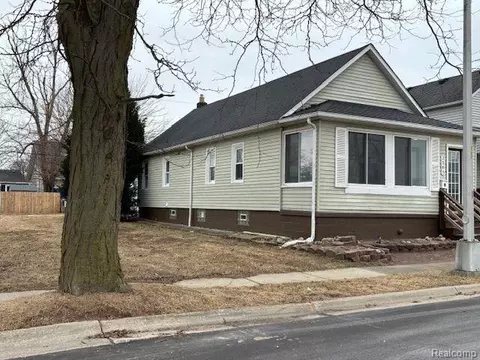 2365 Dickinson St, Trenton, MI 48183