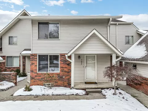 9077 Bavarian Crt Ct, Springfield, MI 48348