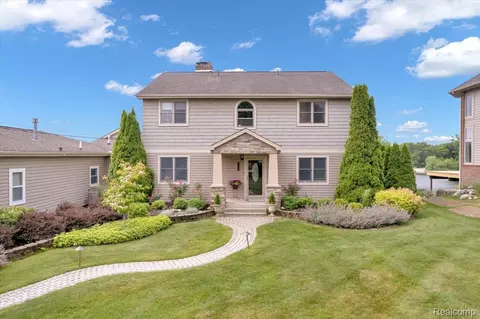 1611 Harwood Dr, Oxford, MI 48371