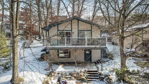 1315 Brighton Lake Rd, Brighton, MI 48116