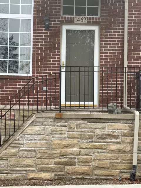1462 Silverbrook Ridge Dr, Walled Lake, MI 48390