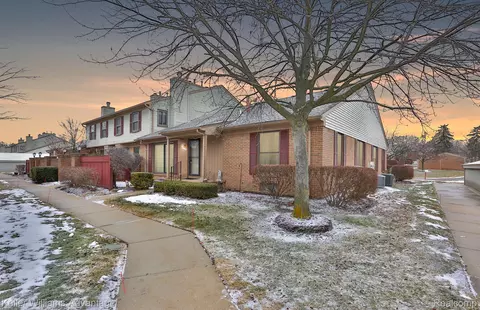38909 Country Cir, Farmington Hills, MI 48331