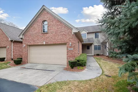 8015 Woodstone Dr, Grand Blanc, MI 48439